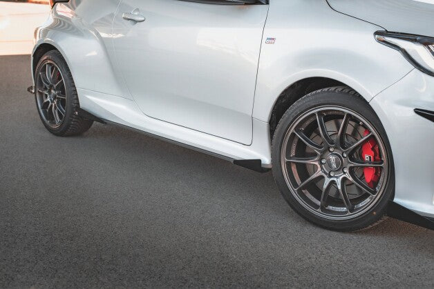 Seitenschweller Ansatz (Paar) passend für Toyota GR Yaris Mk4 roter Kern + Hochglanz Flaps